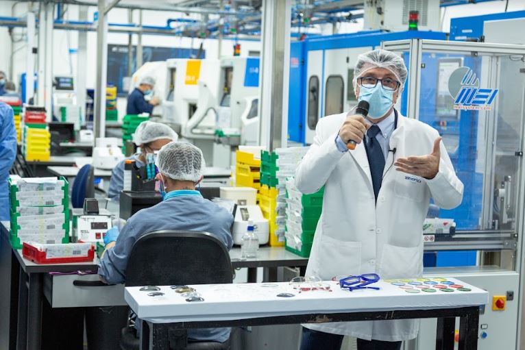 EssilorLuxottica espera duplicar su producción de lentes oftálmicos en Colombia en los próximos 2 años, iniciando ahora